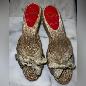 ❣️HOST PICK♥️ CHRISTIAN LOUBOUTIN PARIS Gold Bows Peep Toe Espadrille Wedge 40♥️